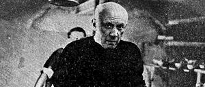 Künstlerstar. Pablo Picasso in den 50er Jahren in seiner Töpferwerkstatt in Vallauris.