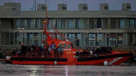 Ein Rettungsschiff bringt Bootsflüchtlinge in den Hafen von Barbate in Südspanien. 