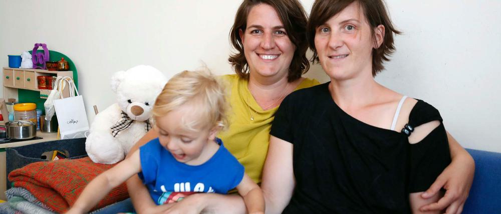 Sharon und Anne mit ihrem Sohn Mathias.