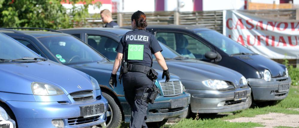 Polizisten sind am Erfurter Stadtrand auf der Suche nach einem Messerangreifer.