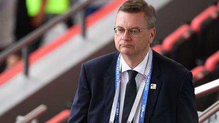 Bedröppelt. DFB-Präsident Grindel weist Rassismus-Vorwürfe zurück.