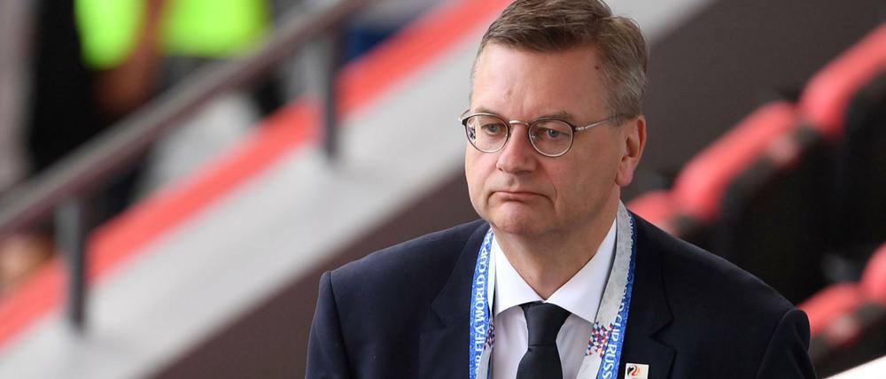 Bedröppelt. DFB-Präsident Grindel weist Rassismus-Vorwürfe zurück.