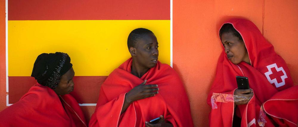 Flüchtlinge kommen im Hafen von Algeciras, Spanien, an.
