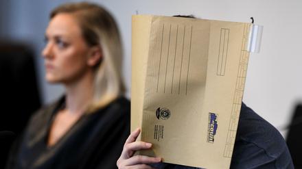 Ein wegen Kindesmissbrauchs angeklagter 33-Jähriger sitzt im Gerichtssaal neben seiner Verteidigerin.