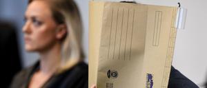 Ein wegen Kindesmissbrauchs angeklagter 33-Jähriger sitzt im Gerichtssaal neben seiner Verteidigerin.