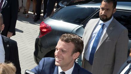 Frankreichs Präsident Emmanuel Macron und Alexandre Benalla (rechts). 