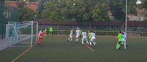 Der SC Staaken (weiße Trikots) gewann das Halbfinale des Bürgermeister-Pokals gegen den SC Gatow im Elfmeterschießen. 