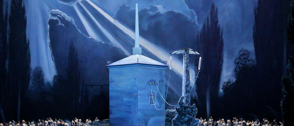 Das Künstlerpaar Neo Rauch und Rosa Loy haben Bühnenbild und Kostüme der neuen Bayreuther "Lohengrin"-Inszenierung ganz in Delfter Blau getaucht.