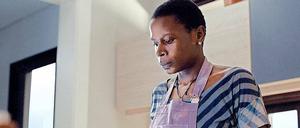 Clara (Isabél Zuaa) kennt die richtige Soßenwürze für eine angehende Werwolf-Mutter.