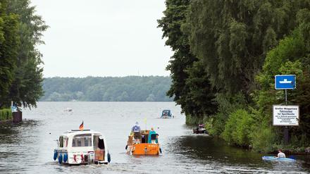 Boote passieren die Verbindung zwischen Kleinem und Großem Müggelsee.