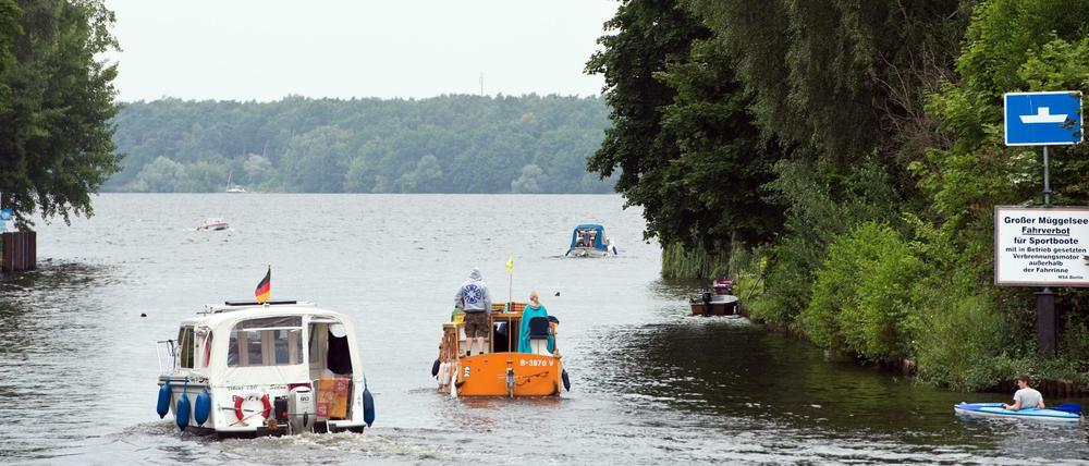 Boote passieren die Verbindung zwischen Kleinem und Großem Müggelsee.