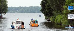 Boote passieren die Verbindung zwischen Kleinem und Großem Müggelsee.