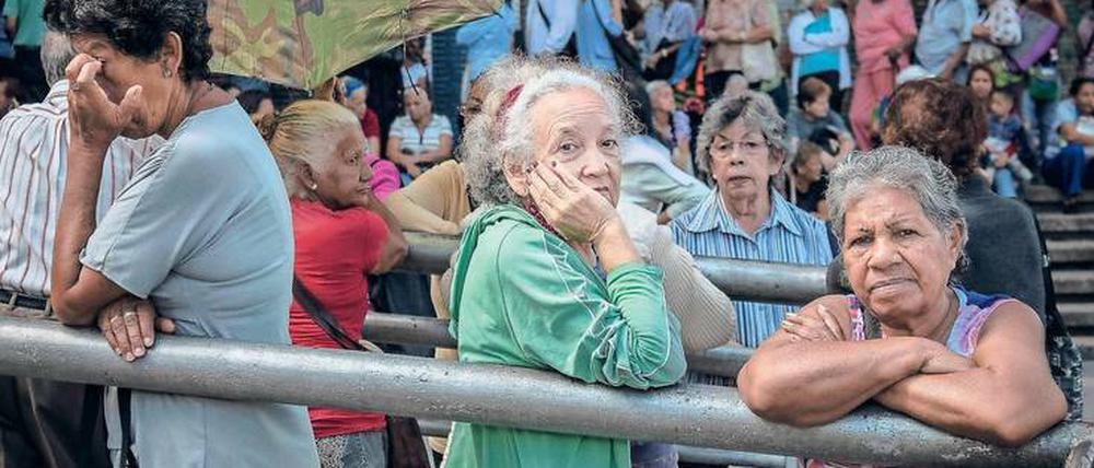 Alles wird rasant teurer. Ein Brot kostet mancherorts 1,4 Millionen Bolivares. Die Arbeitnehmer, die den Mindestlohn beziehen, werden also nicht satt und leiden Hunger. Das Durchschnittsgewicht der Venezolaner nahm 2017 um 14 Kilogramm ab. Auch Wohlhabende geben inzwischen ihr gesamtes Einkommen nur für Lebensmittel aus.