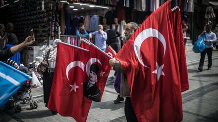 Ein Flaggenhändler in Istanbul.