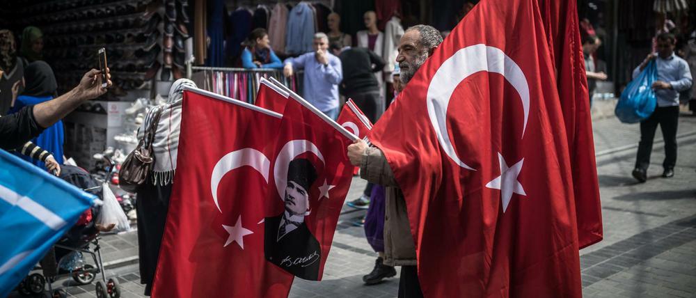 Ein Flaggenhändler in Istanbul.