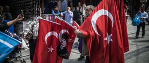 Ein Flaggenhändler in Istanbul.