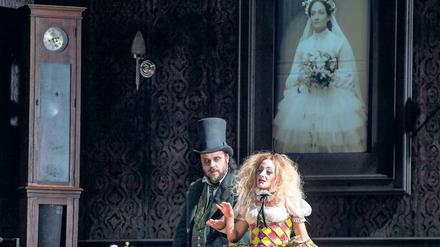 Entführer und Entführte. Matthias Goerne als Zirkusdirketor Sarastro und Christiane Karg als Pamina. 