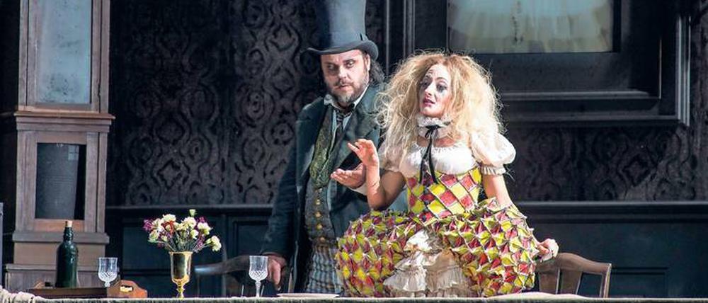 Entführer und Entführte. Matthias Goerne als Zirkusdirketor Sarastro und Christiane Karg als Pamina. 