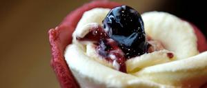 Eis wird nicht mehr als Kugel serviert, sondern kunstvoll als Rosenblüte drapiert.