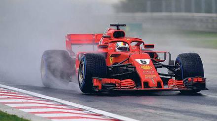 Nachteil im Regen. Sebastian Vettel kam beim Qualifying am Samstag in Budapest nur auf Platz vier, sein Rivale Lewis Hamilton wurde Erster. 