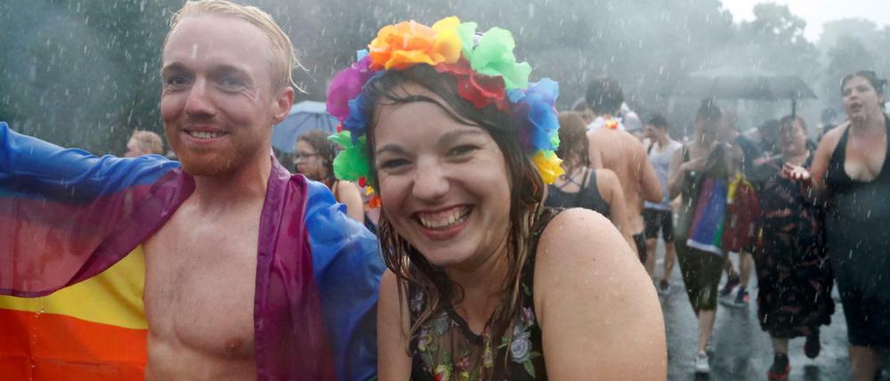 Die CSD-Parade in Berlin endete 2017 ziemlich feucht-fröhlich.
