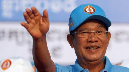 Hun Sen stammt aus einer Landarbeiter-Familie und wurde von Mönchen erzogen.