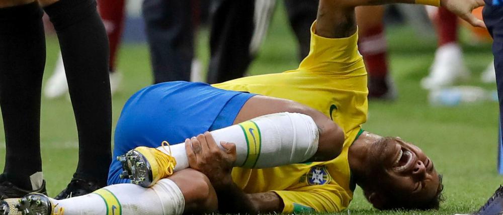 Klassiker. Brasiliens Stürmerstar Neymar liegt im WM-Achtelfinale gegen Mexiko am Boden.