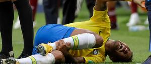 Klassiker. Brasiliens Stürmerstar Neymar liegt im WM-Achtelfinale gegen Mexiko am Boden.
