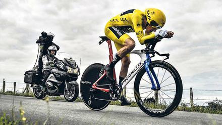 Paris in Sicht. Beim Zeitfahren am Samstag ließ Geraint Thomas den Verfolgern Tom Dumoulin und Chris Froome zwar knapp den Vortritt, sein Gelbes Trikot geriet aber nicht mehr in Gefahr. Foto: Marco Bertorello/AFP