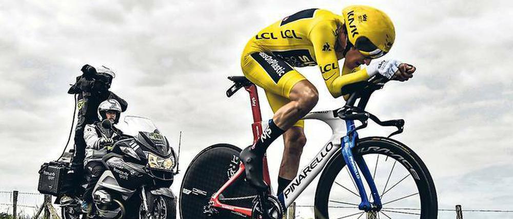 Paris in Sicht. Beim Zeitfahren am Samstag ließ Geraint Thomas den Verfolgern Tom Dumoulin und Chris Froome zwar knapp den Vortritt, sein Gelbes Trikot geriet aber nicht mehr in Gefahr. Foto: Marco Bertorello/AFP