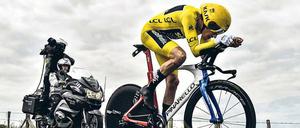 Paris in Sicht. Beim Zeitfahren am Samstag ließ Geraint Thomas den Verfolgern Tom Dumoulin und Chris Froome zwar knapp den Vortritt, sein Gelbes Trikot geriet aber nicht mehr in Gefahr. Foto: Marco Bertorello/AFP