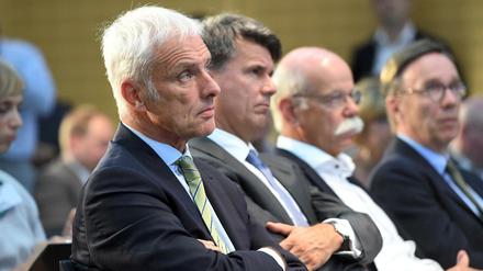 Krisenstimmung. Vor einem kamen die Autobosse zum Diesel-Gipfel nach Berlin: Matthias Müller, damaliger Vorstandsvorsitzender von Volkswagen (v.l.n.r.), BMW-Chef Harald Krüger, Dieter Zetsche, Vorstandsvorsitzender von Daimler, und Matthias Wissmann, damals Präsident des Verbands der Automobilindustrie (VDA).