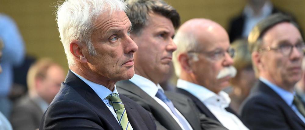 Krisenstimmung. Vor einem kamen die Autobosse zum Diesel-Gipfel nach Berlin: Matthias Müller, damaliger Vorstandsvorsitzender von Volkswagen (v.l.n.r.), BMW-Chef Harald Krüger, Dieter Zetsche, Vorstandsvorsitzender von Daimler, und Matthias Wissmann, damals Präsident des Verbands der Automobilindustrie (VDA).