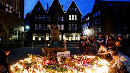 Kerzen stehen am Ort der Amokfahrt in Münster.