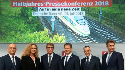 Halbjahresbilanz. Richard Lutz (3. v.r.), Vorstandsvorsitzender der Deutsche Bahn, neben (v.l.r.) Martin Seiler, Vorstand Personal und Recht, Sabina Jeschke, Vorstand Digitalisierung und Technik, Ronald Pofalla, Vorstand Infrastruktur, Berthold Huber, Vorstand Personenverkehr, und Alexander Doll, Vorstand Güterverkehr und Logistik.