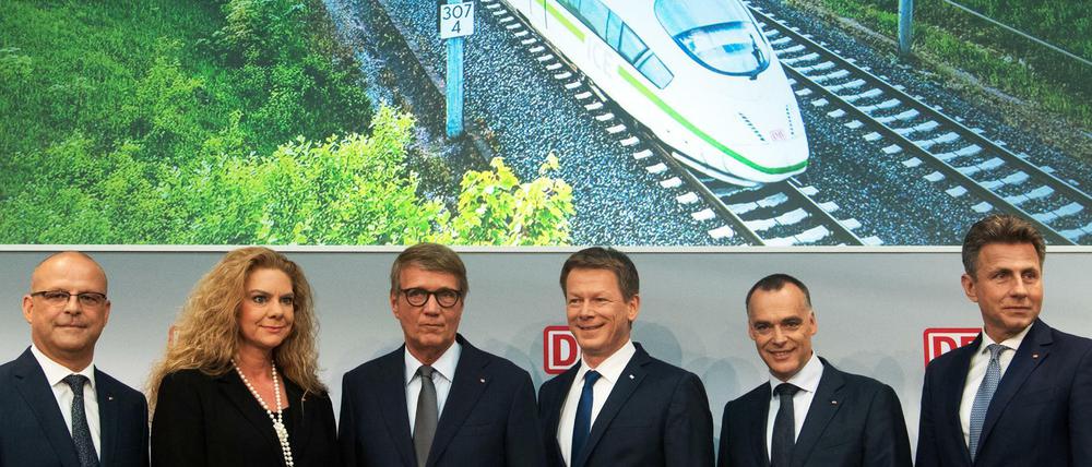 Halbjahresbilanz. Richard Lutz (3. v.r.), Vorstandsvorsitzender der Deutsche Bahn, neben (v.l.r.) Martin Seiler, Vorstand Personal und Recht, Sabina Jeschke, Vorstand Digitalisierung und Technik, Ronald Pofalla, Vorstand Infrastruktur, Berthold Huber, Vorstand Personenverkehr, und Alexander Doll, Vorstand Güterverkehr und Logistik.