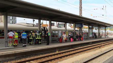 Reisende verlassen den ICE in Aschaffenburg.