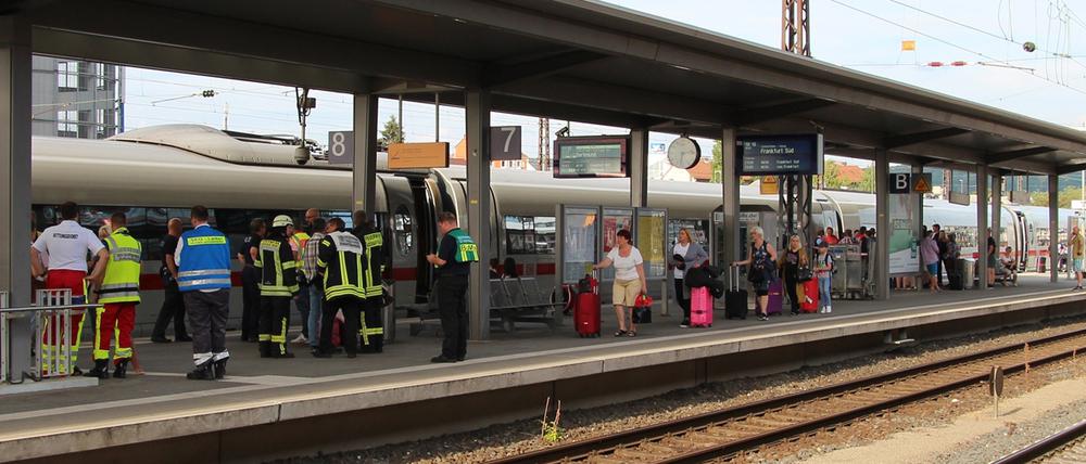 Reisende verlassen den ICE in Aschaffenburg.