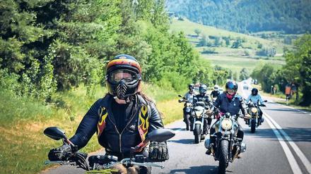 Frauen statt Männer. Die Mitglieder des Motorradclubs „Curves“ sind, anders als früher oft üblich, alle weiblich. 