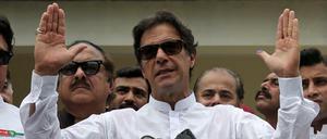 Der ehemalige Cricket-Star Imran Khan spricht zu seinen Angängern, nachdem er gewählt hat.