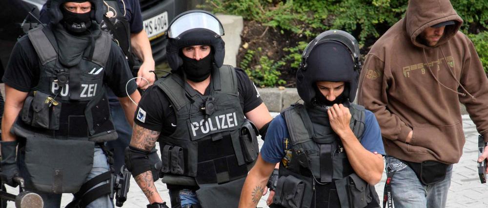 Die Berliner Polizei darf sichtbare Tätowierungen nicht verbieten. 