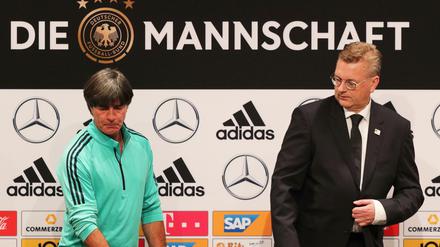 DFB-Präsident Reinhard Grindel (r) und Bundestrainer Joachim Löw stehen nach dem Rücktritt von Mesut Özil unter Erklärungsdruck.