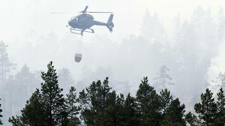 Ein Löschhubschrauber versucht in Mittelschweden, einen Brand zu bekämpfen.