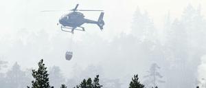 Ein Löschhubschrauber versucht in Mittelschweden, einen Brand zu bekämpfen.