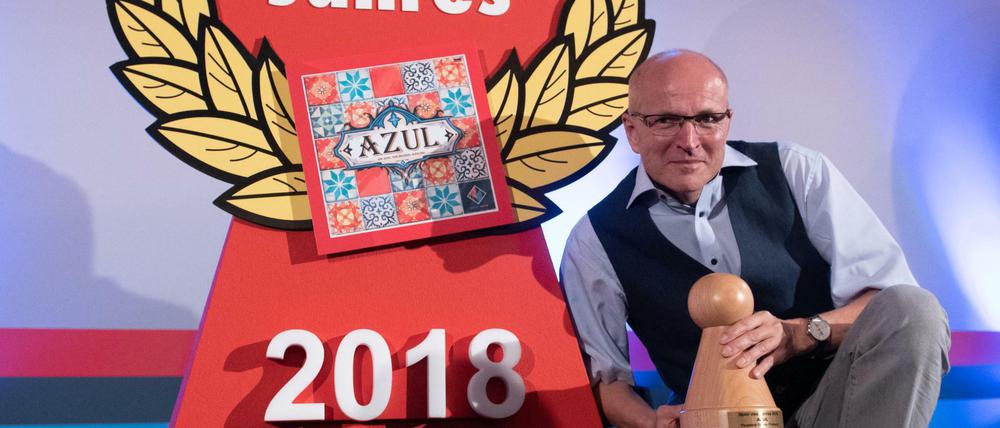 Spielerentwickler Michael Kiesling hat mit "AZUL"das "Spiel des Jahres 2018" entwickelt. Bei einer Feier wurde der gelernte Diplomingenieur ausgezeichnet.