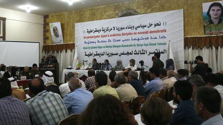 Mitglieder des SDC bei einem Treffen Mitte Juli in der syrischen Stadt Tabqa. Sie hoffen auf eine Dezentralisierung Syriens, die ihnen größere Autonomie ermöglicht.