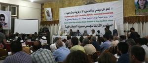 Mitglieder des SDC bei einem Treffen Mitte Juli in der syrischen Stadt Tabqa. Sie hoffen auf eine Dezentralisierung Syriens, die ihnen größere Autonomie ermöglicht.