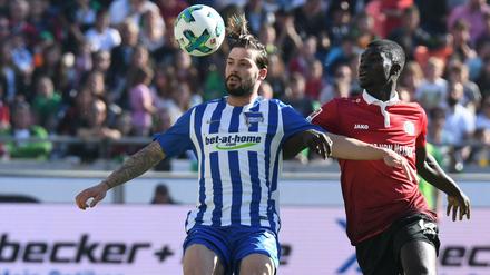 Willkommen zurück. Herthas Marvin Plattenhardt (l.), hier gegen Hannovers Ihlas Bebou, trainiert wieder mit dem Team.