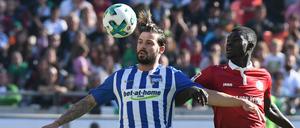 Willkommen zurück. Herthas Marvin Plattenhardt (l.), hier gegen Hannovers Ihlas Bebou, trainiert wieder mit dem Team.