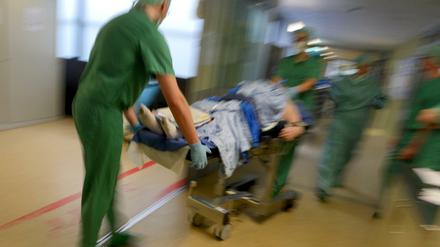 Unterschreiten Krankenhäuser eine bestimmte Grenze im Verhältnis von Pflegeaufwand und Personal, sollen Jens Sphans Plan nach zukünftig Sanktionen folgen.